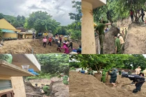 Lực lượng công an, bộ đội, biên phòng cùng người dân tập trung để đẩy bùn đất ra khỏi khu vực lớp học tại các điểm trường của Trường Mầm non Tà Cạ. Ảnh: NTCC
