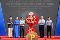 Lãnh đạo Học viện Công nghệ Bưu chính Viễn thông tặng hoa chúc mừng