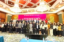 Các đại biểu tham dự hội nghị trực tiếp tại Hà Nội chụp ảnh lưu niệm. Ảnh: T.D