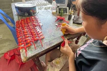 Qua bàn tay khéo léo của người thợ làng nghề, mỗi sản phẩm chuồn chuồn tre đều chứa đựng bao thông điệp về nghề truyền thống