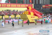 Đội hình rước biểu tượng 80 năm Cách mạng tháng 8 và Quốc khánh 2/9.