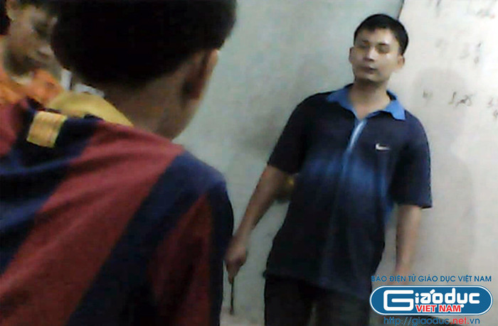 Thì con đang phải hứng chịu những lời mắng nhiếc với khuôn mặt cúi gằm sợ hãi.