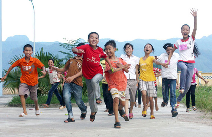 Khi các bạn vui chơi thỏa thích với nụ cười rạng ngời... (Ảnh: Giàng A Cối)