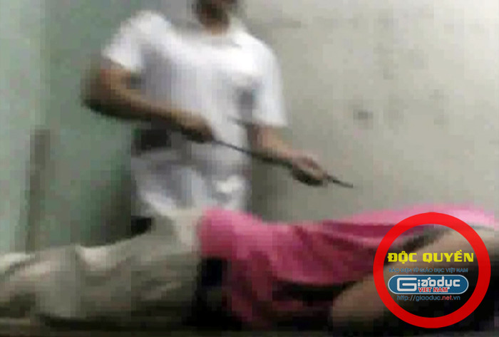 Thì dù là con gái, con vẫn phải nằm đây chịu đựng đòn roi như bao bạn trai khác.