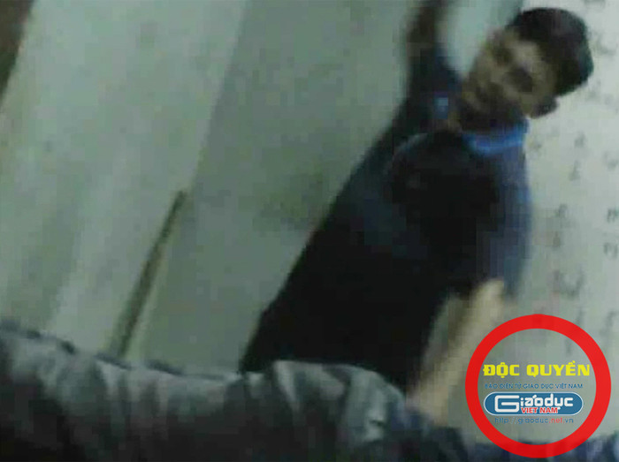 Thì bố mẹ biết không? Con nằm đây với nỗi đau ám ảnh từng ngày. Nơi mà đáng ra là niềm vui và hạnh phúc thì lại là nơi con sợ hãi vô cùng. Những vết roi này hằn sâu vào trái tim của con, suy nghĩ của con, nó thành ký ức hãi hùng theo con suốt cuộc đời mà tuổi thơ của chúng con lẽ ra không phải gánh chịu.