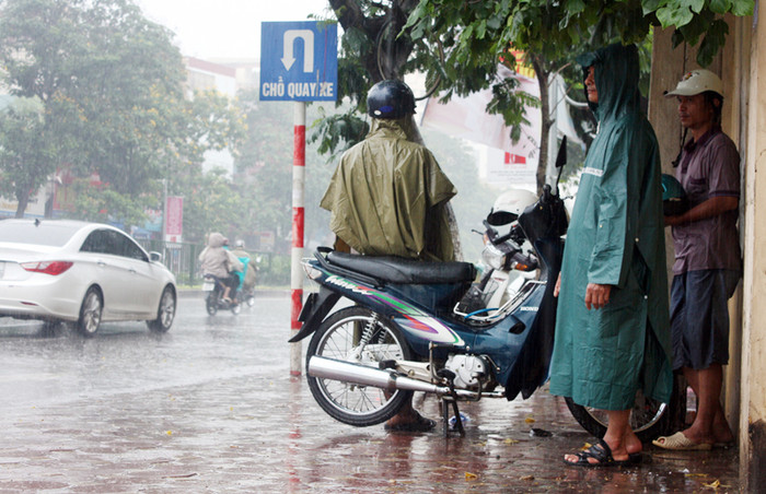 Khi các bạn cảm thấy yên tâm và hạnh phúc vì dù trời mưa mà vẫn có cha đứng ngoài chờ đón lúc thi xong... (Ảnh Giàng A Cối)