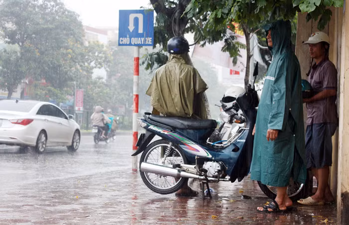 Khi các bạn cảm thấy yên tâm và hạnh phúc vì dù trời mưa mà vẫn có cha đứng ngoài chờ đón lúc thi xong... (Ảnh Giàng A Cối)