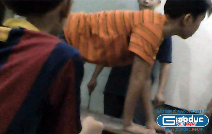 Thì con đang phải bò trên bàn học với ánh mắt sợ hãi, van xin trước những đòn roi không thương tiếc. Chiếc bàn đó, lẽ ra là nơi con đặt sách vở, niềm tin, ước mơ và niềm vui mỗi ngày đến lớp.