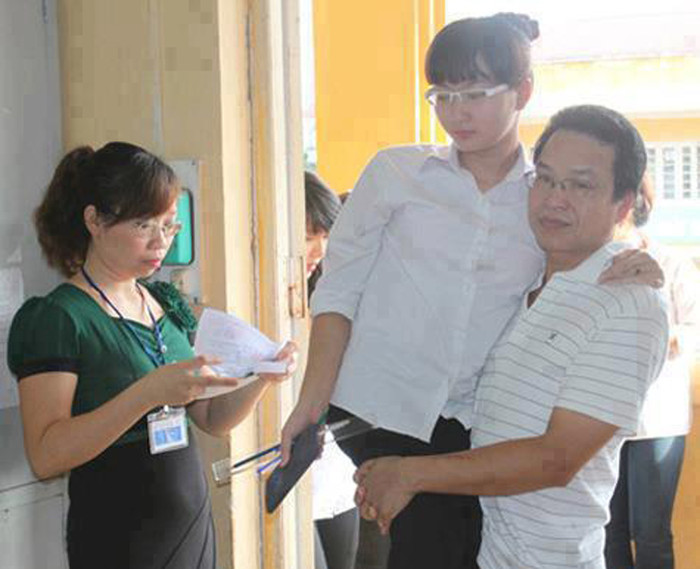 Khi bạn được yêu thương, được cha đưa vào tận phòng thi...