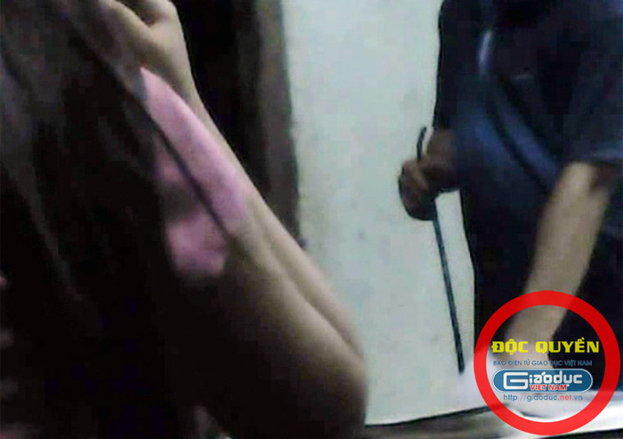 Thì con đang ngồi trong phòng học, ở đó chiếc roi mây luôn trên tay thầy và sẵn sàng giáng xuống bất cứ lúc nào.