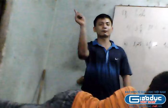Thì ở lớp học này, con luôn phải đối diện với gương mặt dữ dằn, ánh mắt hậm hực đầy bạo lực.