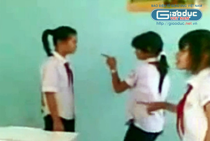 Trong góc phòng nhỏ, một nữ sinh bị nhiều nữ sinh khác chửi bới và dọa dẫm trước khi đánh và đạp vào đầu rất thậm tệ. >>BẤM ĐÂY XEM CẬP NHẬT ĐIỂM THI ĐẠI HỌC, CAO ĐẲNG NHANH NHẤT 2012 Trong góc phòng nhỏ, một nữ sinh bị nhiều nữ sinh khác chửi bới và dọa dẫm trước khi đánh và đạp vào đầu rất thậm tệ. >>BẤM ĐÂY XEM CẬP NHẬT ĐIỂM THI ĐẠI HỌC, CAO ĐẲNG NHANH NHẤT 2012