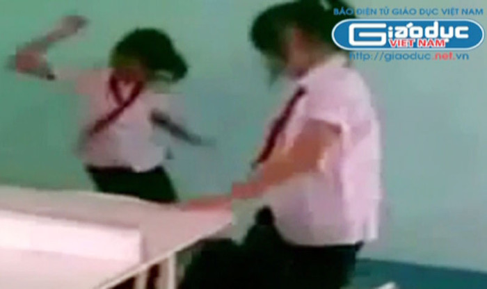 Những cú đạp từ rất mạnh từ trên xuống. >>BẤM ĐÂY XEM CẬP NHẬT ĐIỂM THI ĐẠI HỌC, CAO ĐẲNG NHANH NHẤT 2012 Những cú đạp từ rất mạnh từ trên xuống. >>BẤM ĐÂY XEM CẬP NHẬT ĐIỂM THI ĐẠI HỌC, CAO ĐẲNG NHANH NHẤT 2012