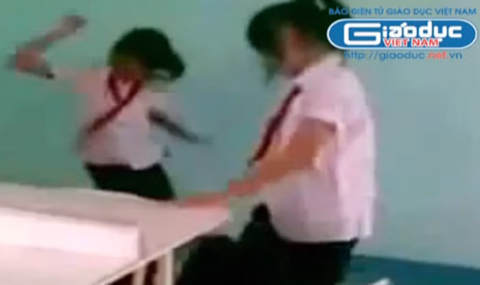 Những cú đạp từ rất mạnh từ trên xuống. >>BẤM ĐÂY XEM CẬP NHẬT ĐIỂM THI ĐẠI HỌC, CAO ĐẲNG NHANH NHẤT 2012