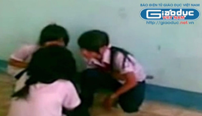 Sau khi đánh xong, hai nữ sinh ngồi xuống trước mặt và dọa dẫm. >>BẤM ĐÂY XEM CẬP NHẬT ĐIỂM THI ĐẠI HỌC, CAO ĐẲNG NHANH NHẤT 2012 Sau khi đánh xong, hai nữ sinh ngồi xuống trước mặt và dọa dẫm. >>BẤM ĐÂY XEM CẬP NHẬT ĐIỂM THI ĐẠI HỌC, CAO ĐẲNG NHANH NHẤT 2012