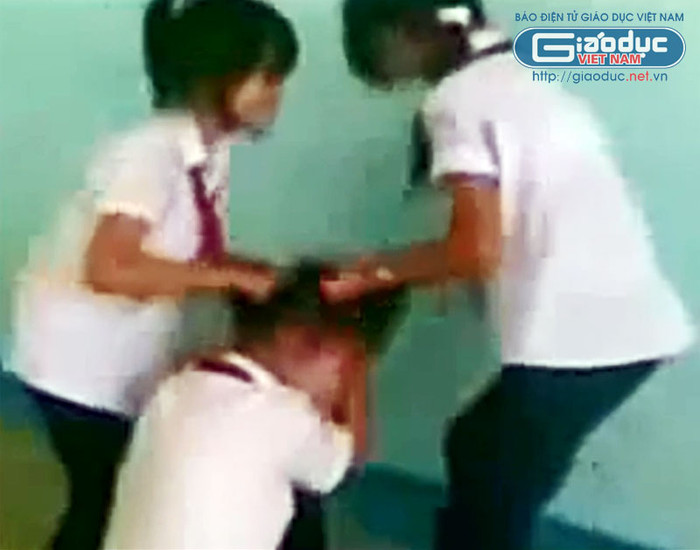 Rồi túm tóc giằng xé rất dã man. >>BẤM ĐÂY XEM CẬP NHẬT ĐIỂM THI ĐẠI HỌC, CAO ĐẲNG NHANH NHẤT 2012 Rồi túm tóc giằng xé rất dã man. >>BẤM ĐÂY XEM CẬP NHẬT ĐIỂM THI ĐẠI HỌC, CAO ĐẲNG NHANH NHẤT 2012