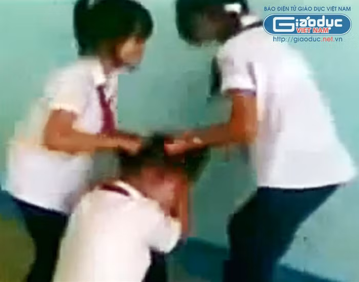 Rồi túm tóc giằng xé rất dã man. >>BẤM ĐÂY XEM CẬP NHẬT ĐIỂM THI ĐẠI HỌC, CAO ĐẲNG NHANH NHẤT 2012