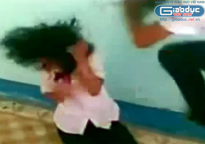 Tuy nhiên, những cú đá mạnh như này vẫn nhằm thẳng đầu không thương tiếc. >>BẤM ĐÂY XEM CẬP NHẬT ĐIỂM THI ĐẠI HỌC, CAO ĐẲNG NHANH NHẤT 2012 Tuy nhiên, những cú đá mạnh như này vẫn nhằm thẳng đầu không thương tiếc. >>BẤM ĐÂY XEM CẬP NHẬT ĐIỂM THI ĐẠI HỌC, CAO ĐẲNG NHANH NHẤT 2012