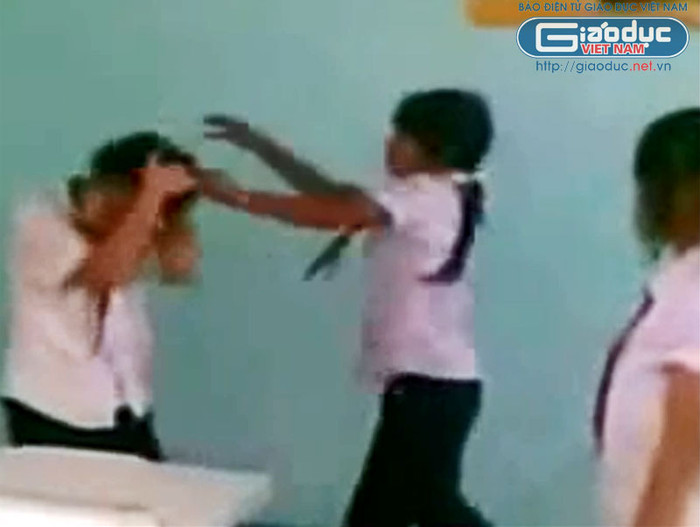 Sau đó, hai nữ sinh lao thẳng vào tát, túm tóc và ấn đầu xuống. >>BẤM ĐÂY XEM CẬP NHẬT ĐIỂM THI ĐẠI HỌC, CAO ĐẲNG NHANH NHẤT 2012 Sau đó, hai nữ sinh lao thẳng vào tát, túm tóc và ấn đầu xuống. >>BẤM ĐÂY XEM CẬP NHẬT ĐIỂM THI ĐẠI HỌC, CAO ĐẲNG NHANH NHẤT 2012