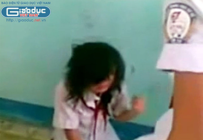 Nữ sinh bị đánh chỉ biết cúi mặt xuống và khóc lóc. >>BẤM ĐÂY XEM CẬP NHẬT ĐIỂM THI ĐẠI HỌC, CAO ĐẲNG NHANH NHẤT 2012 Nữ sinh bị đánh chỉ biết cúi mặt xuống và khóc lóc. >>BẤM ĐÂY XEM CẬP NHẬT ĐIỂM THI ĐẠI HỌC, CAO ĐẲNG NHANH NHẤT 2012