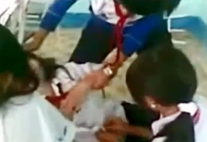 Không chỉ đánh dã man, các nữ sinh còn giữ tay chân để lột đồ. >>BẤM ĐÂY XEM CẬP NHẬT ĐIỂM THI ĐẠI HỌC, CAO ĐẲNG NHANH NHẤT 2012 Không chỉ đánh dã man, các nữ sinh còn giữ tay chân để lột đồ. >>BẤM ĐÂY XEM CẬP NHẬT ĐIỂM THI ĐẠI HỌC, CAO ĐẲNG NHANH NHẤT 2012