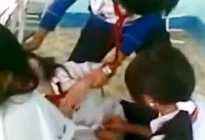 Không chỉ đánh dã man, các nữ sinh còn giữ tay chân để lột đồ. >>BẤM ĐÂY XEM CẬP NHẬT ĐIỂM THI ĐẠI HỌC, CAO ĐẲNG NHANH NHẤT 2012