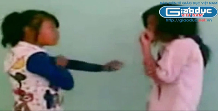 Đến lượt một nữ sinh khác đến trước mặt, xắn tay áo với khuôn mặt và động tác rất hung dữ. >>BẤM ĐÂY XEM CẬP NHẬT ĐIỂM THI ĐẠI HỌC, CAO ĐẲNG NHANH NHẤT 2012 Đến lượt một nữ sinh khác đến trước mặt, xắn tay áo với khuôn mặt và động tác rất hung dữ. >>BẤM ĐÂY XEM CẬP NHẬT ĐIỂM THI ĐẠI HỌC, CAO ĐẲNG NHANH NHẤT 2012