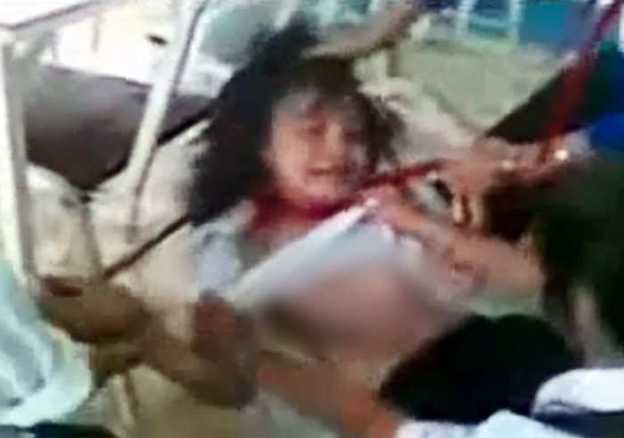 Nữ sinh bị đánh chỉ biết kêu đau và khóc lóc thảm thiết. >>BẤM ĐÂY XEM CẬP NHẬT ĐIỂM THI ĐẠI HỌC, CAO ĐẲNG NHANH NHẤT 2012 Nữ sinh bị đánh chỉ biết kêu đau và khóc lóc thảm thiết. >>BẤM ĐÂY XEM CẬP NHẬT ĐIỂM THI ĐẠI HỌC, CAO ĐẲNG NHANH NHẤT 2012