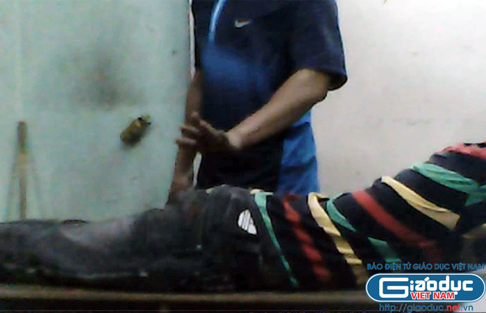 Đến lượt em học sinh khác, thầy giáo này lại tiếp tục vỗ tay vào mông để bắt em này nằm đúng tư thế để chuẩn bị ăn roi. TRA CỨU ĐIỂM THI ĐẠI HỌC CAO ĐẲNG 2012
