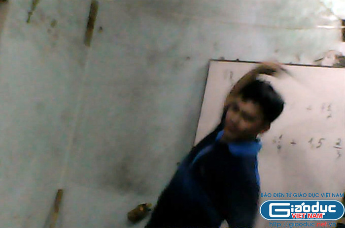 Đòn roi được giáng rất mạnh từ tay của người thày lực lưỡng với khuôn mặt và thái độ hết sức hung hãn xuống các em học sinh. TRA CỨU ĐIỂM THI ĐẠI HỌC CAO ĐẲNG 2012