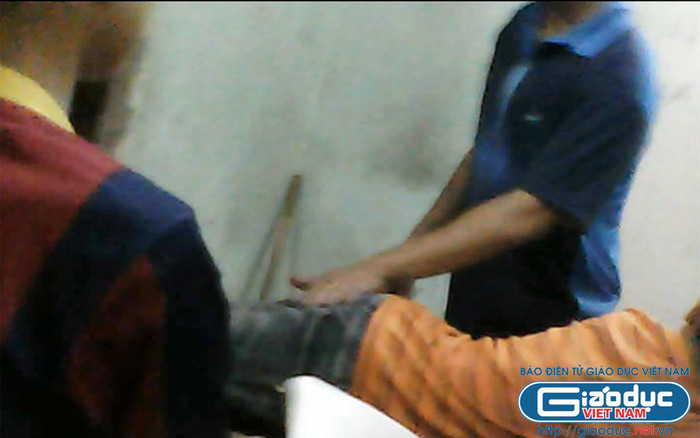 Trước khi giáng đòn xuống mông các em, thầy lấy tay vỗ vào mông các em để chỉnh cho đúng tư thế... TRA CỨU ĐIỂM THI ĐẠI HỌC CAO ĐẲNG 2012