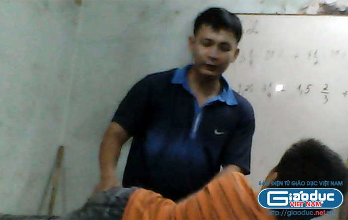 Sau khi đòn được giáng xuống, em học sinh này đau quá nên đã nhổm dậy xin thầy nương tay. TRA CỨU ĐIỂM THI ĐẠI HỌC CAO ĐẲNG 2012