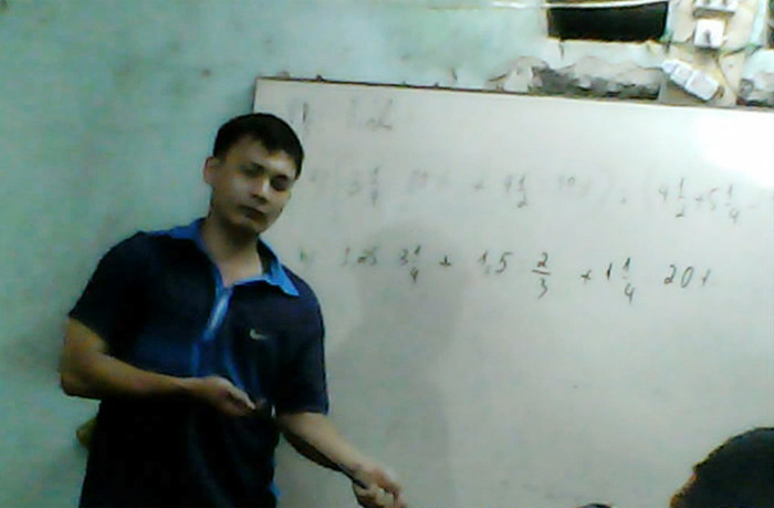 Những thao tác dường như đã rất thành thục, thầy chỉnh lại roi để chuẩn bị đánh. TRA CỨU ĐIỂM THI ĐẠI HỌC CAO ĐẲNG 2012