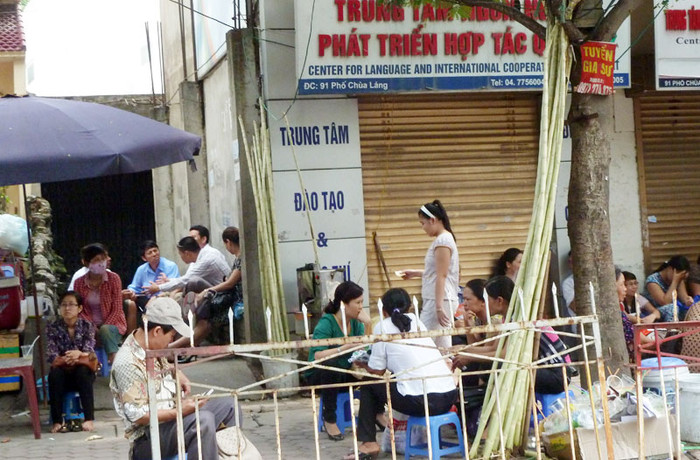 Tại các điểm thi, nước mía tăng vọt từ 5-1.000 đồng so với ngày thường.