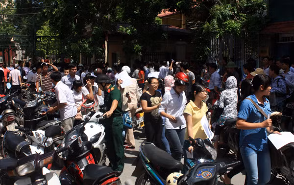 Có làm bớt đi cái nắng như đổ lửa ngoài trời khi người thân đứng ngồi không yên chờ đợi lúc các bạn thi? Ảnh: Giàng A Cối