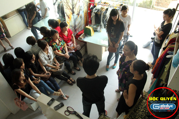 Các bạn được nhà thiết kế hướng dẫn, tư vấn cách chọn sao cho hợp với phong cách của mình. Trao giải Nữ sinh trong mơ mở màn 1 tuần hoạt động xã hội ý nghĩa // Lễ trao giải Nữ sinh trong mơ qua ảnh Các bạn được nhà thiết kế hướng dẫn, tư vấn cách chọn sao cho hợp với phong cách của mình. Trao giải Nữ sinh trong mơ mở màn 1 tuần hoạt động xã hội ý nghĩa // Lễ trao giải Nữ sinh trong mơ qua ảnh