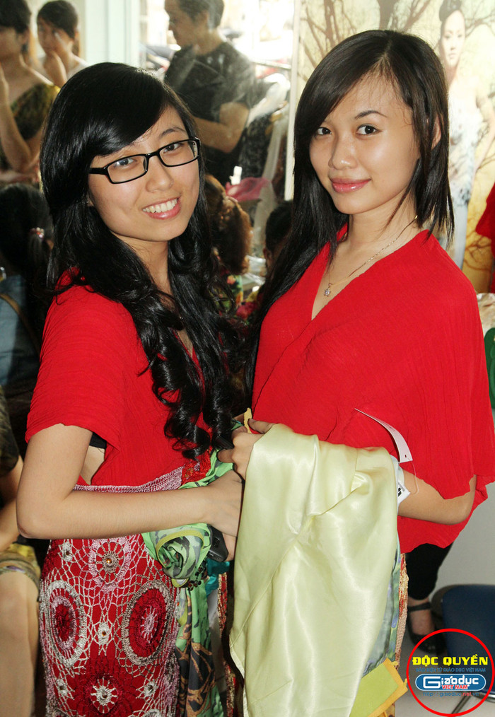 Phương Thảo và Nguyên Tâm (trái) rưc rỡ với trang phục màu đỏ Trao giải Nữ sinh trong mơ mở màn 1 tuần hoạt động xã hội ý nghĩa // Lễ trao giải Nữ sinh trong mơ qua ảnh Phương Thảo và Nguyên Tâm (trái) rưc rỡ với trang phục màu đỏ Trao giải Nữ sinh trong mơ mở màn 1 tuần hoạt động xã hội ý nghĩa // Lễ trao giải Nữ sinh trong mơ qua ảnh