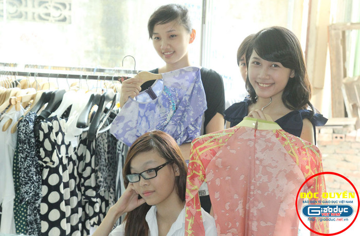 Niềm vui khi chọn được trang phục ưng ý và phù hợp. Trao giải Nữ sinh trong mơ mở màn 1 tuần hoạt động xã hội ý nghĩa // Lễ trao giải Nữ sinh trong mơ qua ảnh Niềm vui khi chọn được trang phục ưng ý và phù hợp. Trao giải Nữ sinh trong mơ mở màn 1 tuần hoạt động xã hội ý nghĩa // Lễ trao giải Nữ sinh trong mơ qua ảnh