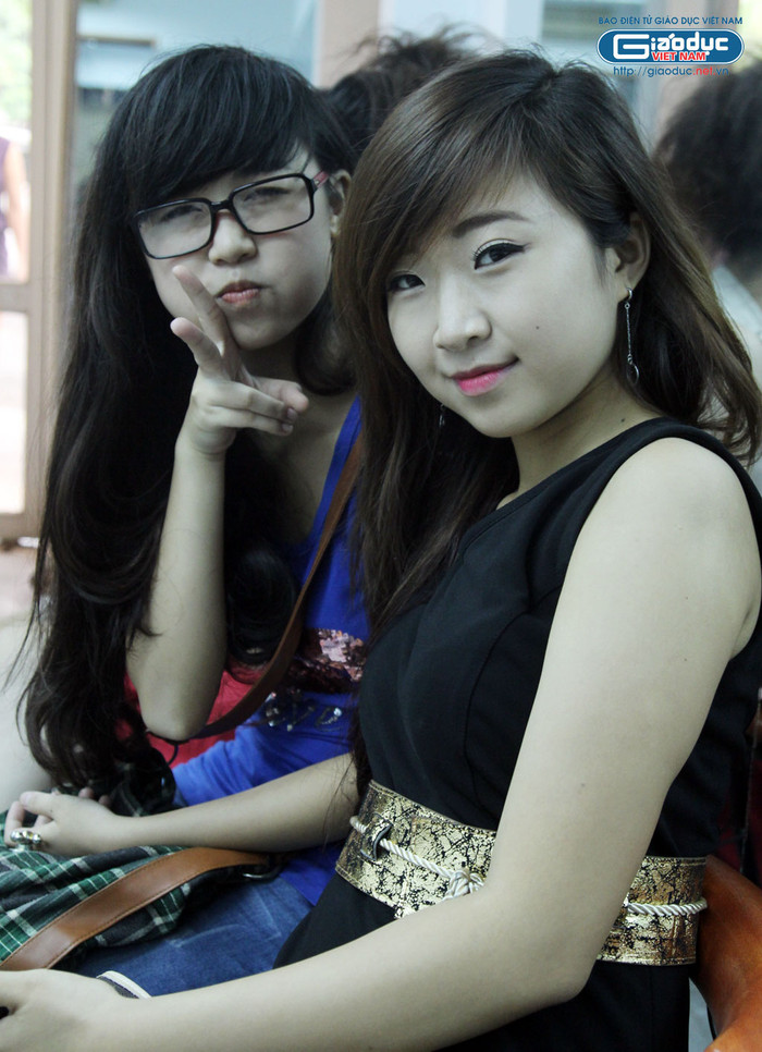 Tại đây, các nữ sinh được tìm hiểu và lắng nghe chia sẻ về cuộc sống và những bước đầu trở thành người mẫu. Tại đây, các nữ sinh được tìm hiểu và lắng nghe chia sẻ về cuộc sống và những bước đầu trở thành người mẫu.