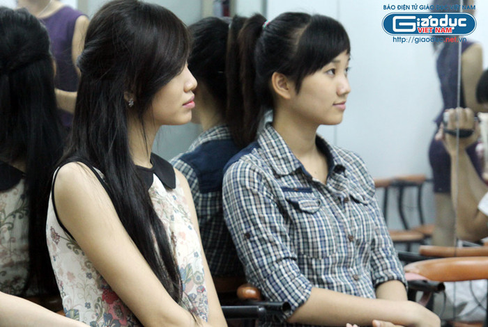 Nữ sinh trong mơ Hồ Thị Phương Thảo (trái) và Bùi Thị Minh Hải rất chăm chú lắng nghe. Nữ sinh trong mơ Hồ Thị Phương Thảo (trái) và Bùi Thị Minh Hải rất chăm chú lắng nghe.