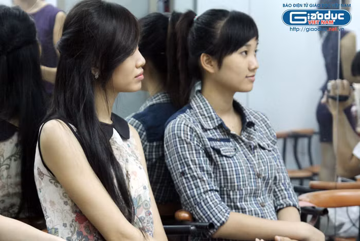 Nữ sinh trong mơ Hồ Thị Phương Thảo (trái) và Bùi Thị Minh Hải rất chăm chú lắng nghe.