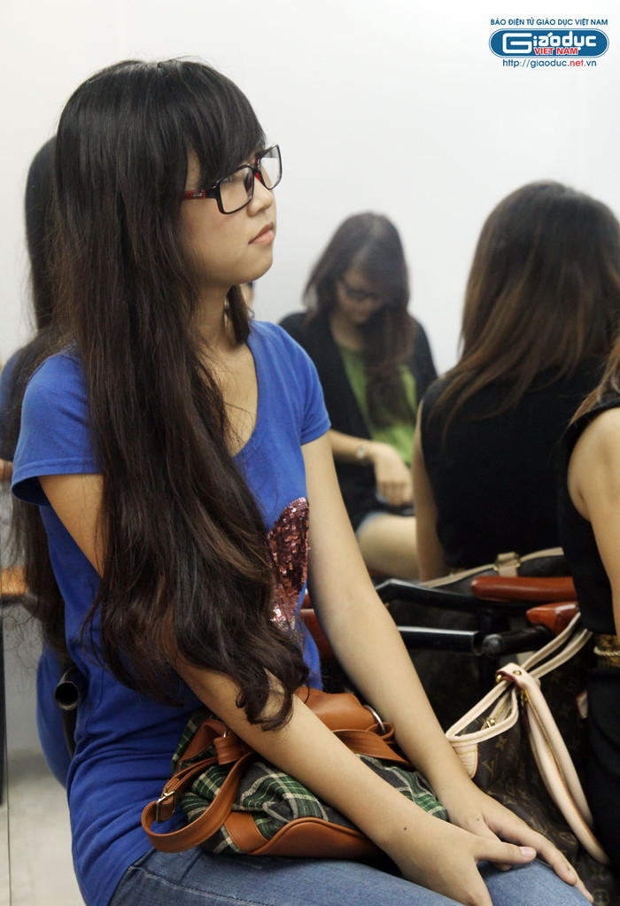 Sự thân thiện và nhiệt tình của cự mẫu Thúy Hằng khiến nữ sinh Lê Minh Ngọc rất say mê. Sự thân thiện và nhiệt tình của cự mẫu Thúy Hằng khiến nữ sinh Lê Minh Ngọc rất say mê.