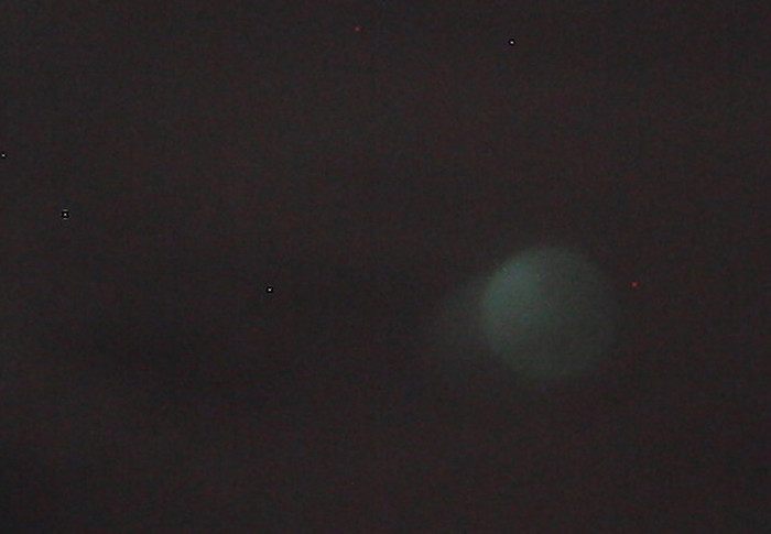 “Hành tinh” lạ có dạng tròn, màu xanh và song hành cùng mặt trăng. Nếu nhìn bằng mắt thường thì không thể thấy được. Hình ảnh này được ghi lại bằng máy ảnh chụp ở tốc độ chậm, lúc 20h30. “Hành tinh” lạ có dạng tròn, màu xanh và song hành cùng mặt trăng. Nếu nhìn bằng mắt thường thì không thể thấy được. Hình ảnh này được ghi lại bằng máy ảnh chụp ở tốc độ chậm, lúc 20h30.