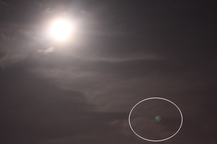 “Hành tinh” lạ (trong vòng tròn đánh dấu) có kích thước nhỏ hơn mặt trăng, nhưng lại to hơn các ngôi sao thường. “Hành tinh” lạ (trong vòng tròn đánh dấu) có kích thước nhỏ hơn mặt trăng, nhưng lại to hơn các ngôi sao thường.