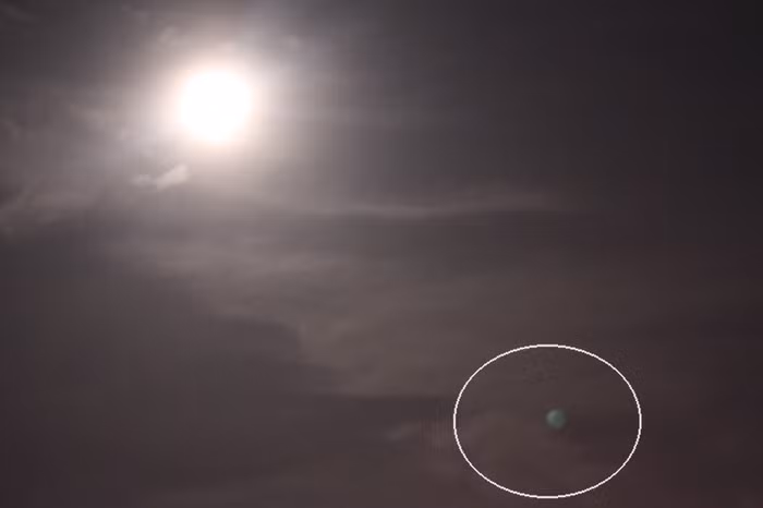 “Hành tinh” lạ (trong vòng tròn đánh dấu) có kích thước nhỏ hơn mặt trăng, nhưng lại to hơn các ngôi sao thường.