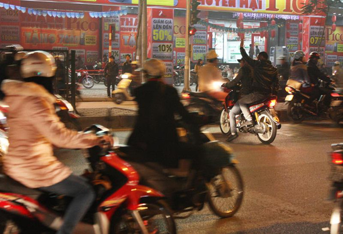 Còn đây là hình ảnh hai thanh niên điều khiển xe máy không đội mũ bảo hiểm sang đường qua lối cho người khuyết tật một cách rất tự do. Những hình ảnh như này bắt gặp thường xuyên ở những chỗ sang đường có đèn tín hiệu trên đường Xuân Thủy không chỉ gây ùn ứ và xung đột giao thông mà còn gây ức chế với người điều khiển phương tiện giao thông trên đường.