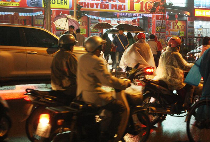 Mặc dù đã rất cố gắng để qua đường nhưng do các phương tiện đã quá đông nên cô phải quay xe sang bên phải cho cùng chiều rồi thoát ra đoạn xung đột. Sau đó cô lại vòng xe qua lại và đi ngược chiều lên vỉa hè để đi sang đường ở điểm giao nhau cách đó 20m.