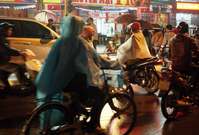 Khi cô gái phanh xe lại thì có rất nhiều phương tiện dồn đến gây ùn ứ giao thông, những tiếng la mắng và còi xe kêu inh ỏi.