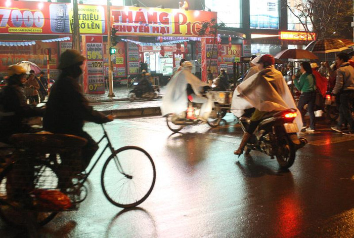 Nhưng không may cho cô là các phương tiện vẫn lao qua đèn đỏ vùn vụt, cô đành phanh xe để tránh. Khi đèn xanh dành cho người đi bộ bật tức là đèn đỏ để các phương tiện dừng lại nhường đường.