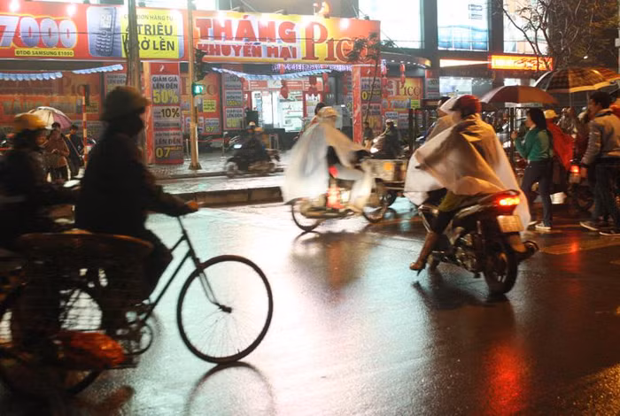 Nhưng không may cho cô là các phương tiện vẫn lao qua đèn đỏ vùn vụt, cô đành phanh xe để tránh. Khi đèn xanh dành cho người đi bộ bật tức là đèn đỏ để các phương tiện dừng lại nhường đường.